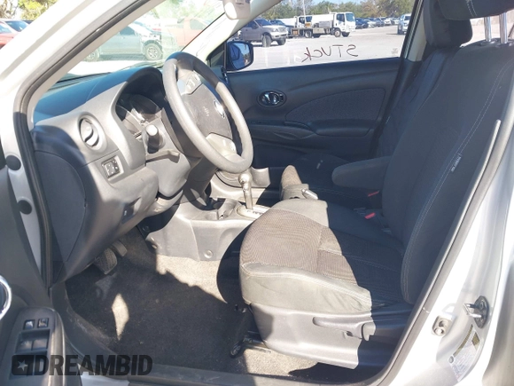 2016 Nissan Versa S z VIN 3N1CN7AP6GL837760, wystawiony jako IAAI lot #41843687 z przebiegiem 233 658 mil mil oraz . Historia ofert i sprzedaży dostępna na DreamBid. Obrazek 5.
