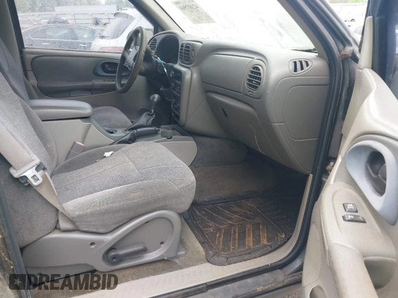 2004 Chevrolet TrailBlazer LS with VIN 1GNDT13S242171832, listed as a IAAI auction lot 42107560 with 1 mi miles. Bid and sale history available at carsss.com. Image 5.