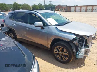 2024 Toyota RAV4 Hybrid XLE Premium z VIN JTMB6RFV2RD126221, wystawiony jako IAAI lot #42647585 z przebiegiem 17 941 mil mil oraz . Historia ofert i sprzedaży dostępna na DreamBid. Obrazek 1.