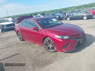 2018 Toyota Camry LE z VIN 4T1B11HK8JU523547, wystawiony jako IAAI lot #42212565 z przebiegiem 38 830 mil mil oraz . Historia ofert i sprzedaży dostępna na DreamBid. Obrazek 1.