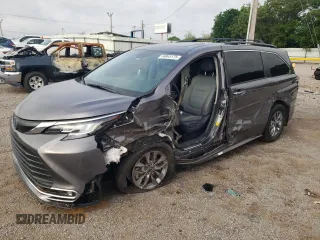 2021 Toyota Sienna XLE z VIN 5TDYRKEC9MS056593, wystawiony jako Copart lot #54845175 z przebiegiem 64 446 mil mil oraz Szkody całkowita. Historia ofert i sprzedaży dostępna na DreamBid. Obrazek 1.