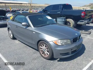 2011 BMW 1 Series 128i z VIN WBAUN1C57BVH82433, wystawiony jako IAAI lot #42344483 z przebiegiem 153 674 mil mil oraz . Historia ofert i sprzedaży dostępna na DreamBid. Obrazek 1.