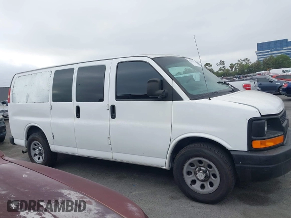 2014 Chevrolet Express Passenger LS z VIN 1GNSGBF43E1184305, wystawiony jako IAAI lot #42537616 z przebiegiem 35 596 mil mil oraz . Historia ofert i sprzedaży dostępna na DreamBid. Obrazek 13.