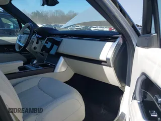 2024 Land Rover Range Rover SE z VIN SALKP9FU9RA216190, wystawiony jako IAAI lot #41877509 z przebiegiem 8171 mil mil oraz . Historia ofert i sprzedaży dostępna na DreamBid. Obrazek 5.