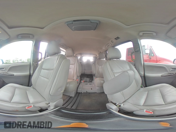 2015 Toyota Sienna XLE с VIN 5TDYK3DC7FS571431, выставлен на аукционе Copart как лот 57173595 с пробегом 305 940 миль миль и Списание • Salvage title. История ставок и продаж доступна на DreamBid. Изображение 15.