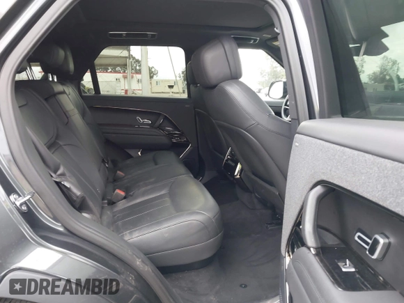 2025 Land Rover Range Rover Sport z VIN SAL1L9E45SA423111, wystawiony jako IAAI lot #42090141 z przebiegiem 4 668 mil mil oraz . Historia ofert i sprzedaży dostępna na DreamBid. Obrazek 8.
