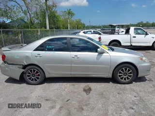 2005 Toyota Camry LE z VIN 4T1BE30K35U510738, wystawiony jako IAAI lot #42275360 z przebiegiem 184 054 mil mil oraz . Historia ofert i sprzedaży dostępna na DreamBid. Obrazek 13.