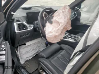 2024 BMW X7 xDrive40i z VIN 5UX23EM03R9U96572, wystawiony jako Copart lot #54822015 z przebiegiem Nie podano mil oraz Szkody całkowita. Historia ofert i sprzedaży dostępna na DreamBid. Obrazek 8.