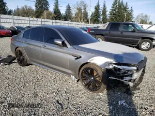 2018 BMW M5 z VIN WBSJF0C56JB282086, wystawiony jako Copart lot #37483454 z przebiegiem Nie podano mil oraz Szkoda całkowita • Salvage title. Historia ofert i sprzedaży dostępna na DreamBid. Obrazek 4.