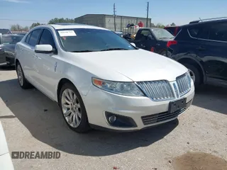 2011 Lincoln MKS z VIN 1LNHL9ER6BG611548, wystawiony jako IAAI lot #41840763 z przebiegiem 192 716 mil mil oraz . Historia ofert i sprzedaży dostępna na DreamBid. Obrazek 1.
