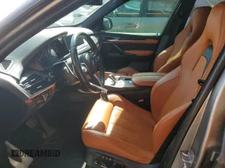 2017 BMW X5 M z VIN 5YMKT6C50H0U39034, wystawiony jako Copart lot #48776765 z przebiegiem 95 891 mil mil oraz Szkody całkowita. Historia ofert i sprzedaży dostępna na DreamBid. Obrazek 7.