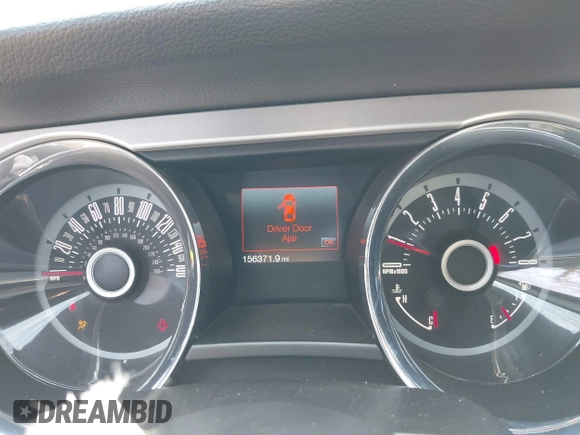 2013 Ford Mustang V6 z VIN 1ZVBP8EM9D5236439, wystawiony jako IAAI lot #41332666 z przebiegiem 156 371 mil mil oraz . Historia ofert i sprzedaży dostępna na DreamBid. Obrazek 7.
