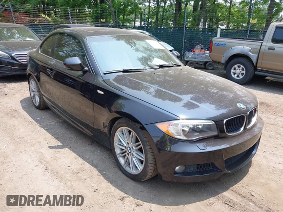 2013 BMW 1 Series 128i z VIN WBAUP7C56DVP24536, wystawiony jako IAAI lot #42423078 z przebiegiem 74 874 mil mil oraz . Historia ofert i sprzedaży dostępna na DreamBid. Obrazek 1.