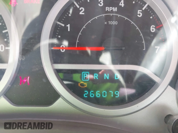 2010 Jeep Wrangler Sahara z VIN 1J4AA5D16AL110711, wystawiony jako IAAI lot #42751095 z przebiegiem 266 079 mil mil oraz . Historia ofert i sprzedaży dostępna na DreamBid. Obrazek 15.