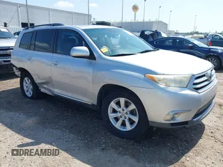 2011 Toyota Highlander z VIN 5TDZK3EH8BS045804, wystawiony jako IAAI lot #42211947 z przebiegiem 193 812 mil mil oraz . Historia ofert i sprzedaży dostępna na DreamBid. Obrazek 1.