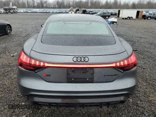 2024 Audi RS e-tron GT z VIN WAUBHBFWXR7901726, wystawiony jako Copart lot #47284335 z przebiegiem 5068 mil mil oraz Szkody całkowita. Historia ofert i sprzedaży dostępna na DreamBid. Obrazek 6.