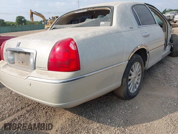 2004 Lincoln Town Car Ultimate z VIN 1LNHM83W44Y661605, wystawiony jako IAAI lot #42272891 z przebiegiem Nie podano mil oraz . Historia ofert i sprzedaży dostępna na DreamBid. Obrazek 4.