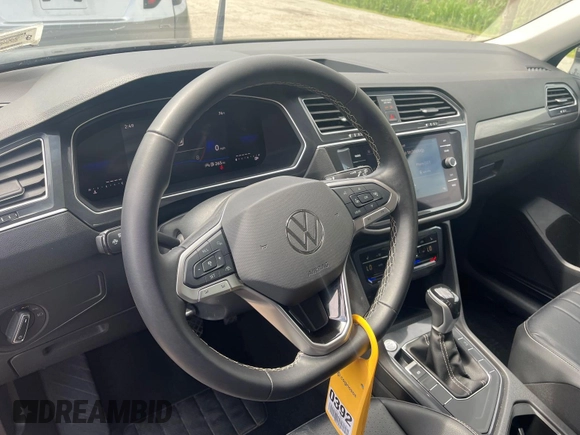 2024 Volkswagen Tiguan SE with VIN 3VV3B7AX6RM075535, listed as a IAAI auction lot 42845052 with 20,867 mi miles and . Bid and sale history available at DreamBid. Image 25.