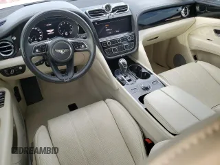 2022 Bentley Bentayga V8 z VIN SJAAM2ZV4NC011285, wystawiony jako Copart lot #75246624 z przebiegiem 33 179 mil mil oraz Nie do naprawy. Historia ofert i sprzedaży dostępna na DreamBid. Obrazek 8.