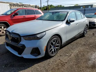 2024 BMW i5 eDrive40 z VIN WBY33FK02RCR43716, wystawiony jako Copart lot #68262434 z przebiegiem Nie podano mil oraz Szkody całkowita. Historia ofert i sprzedaży dostępna na DreamBid. Obrazek 1.