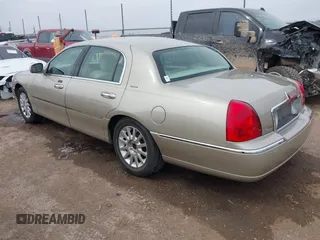 2006 Lincoln Town Car Signature z VIN 1LNHM81W66Y604098, wystawiony jako IAAI lot #42063391 z przebiegiem 93 541 mil mil oraz . Historia ofert i sprzedaży dostępna na DreamBid. Obrazek 3.