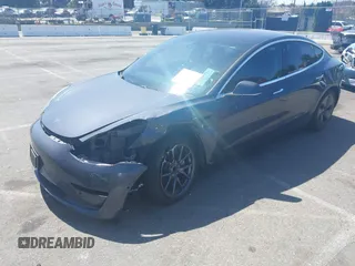 2018 Tesla Model 3 Long Range Battery z VIN 5YJ3E1EA9JF042319, wystawiony jako IAAI lot #41871931 z przebiegiem 138 837 mil mil oraz . Historia ofert i sprzedaży dostępna na DreamBid. Obrazek 20.