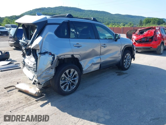 2024 Toyota RAV4 XLE Premium z VIN 2T3A1RFV2RC461798, wystawiony jako IAAI lot #42556671 z przebiegiem 14 319 mil mil oraz . Historia ofert i sprzedaży dostępna na DreamBid. Obrazek 4.