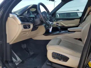 2016 BMW X5 xDrive50i z VIN 5UXKR6C50G0J81828, wystawiony jako Copart lot #52572315 z przebiegiem 91 737 mil mil oraz Szkoda całkowita • Salvage title. Historia ofert i sprzedaży dostępna na DreamBid. Obrazek 7.
