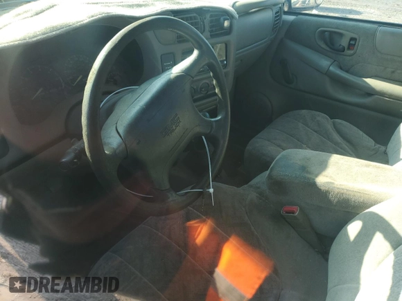 1998 GMC Sonoma z VIN 1GTCS144XWK512047, wystawiony jako Copart lot #85928244 z przebiegiem 259 749 mil mil oraz Szkody całkowita. Historia ofert i sprzedaży dostępna na DreamBid. Obrazek 8.