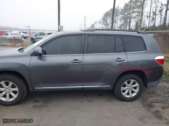 2011 Toyota Highlander with VIN 5TDZK3EH1BS024082, listed as a IAAI auction lot 41558934 with 220,549 mi miles. Bid and sale history available at carsss.com. Image 14.