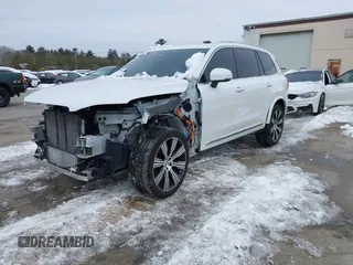 2023 Volvo XC90 Plus z VIN YV4H600N2P1952562, wystawiony jako IAAI lot #41597675 z przebiegiem 18 232 mil mil oraz . Historia ofert i sprzedaży dostępna na DreamBid. Obrazek 2.