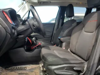 2015 Jeep Renegade Trailhawk z VIN ZACCJBCT1FPC41628, wystawiony jako Copart lot #59054825 z przebiegiem 138 053 mil mil oraz Szkoda całkowita • Salvage title. Historia ofert i sprzedaży dostępna na DreamBid. Obrazek 7.