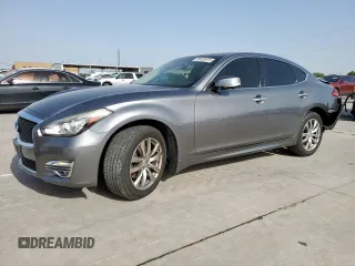 2015 Infiniti Q70 z VIN JN1BY1AR1FM561848, wystawiony jako Copart lot #56432875 z przebiegiem 145 158 mil mil oraz Szkody całkowita. Historia ofert i sprzedaży dostępna na DreamBid. Obrazek 1.