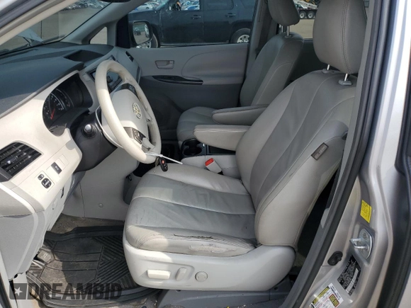 2011 Toyota Sienna LE AAS z VIN 5TDKK3DC4BS041885, wystawiony jako Copart lot #54929275 z przebiegiem 214 342 mil mil oraz Szkoda całkowita • Salvage title. Historia ofert i sprzedaży dostępna na DreamBid. Obrazek 7.