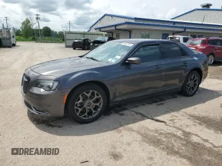 2015 Chrysler 300 S z VIN 2C3CCAGG8FH899454, wystawiony jako Copart lot #59947615 z przebiegiem 113 942 mil mil oraz Szkoda całkowita • Salvage title. Historia ofert i sprzedaży dostępna na DreamBid. Obrazek 1.