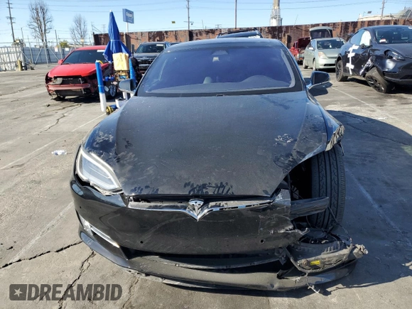 2019 Tesla Model S 75D z VIN 5YJSA1E25KF299740, wystawiony jako Copart lot #49355485 z przebiegiem 140 385 mil mil oraz Szkoda całkowita • Salvage title. Historia ofert i sprzedaży dostępna na DreamBid. Obrazek 5.