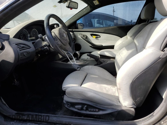 2006 BMW M6 z VIN WBSEH93496B797016, wystawiony jako Copart lot #45987075 z przebiegiem 51 374 mil mil oraz Czysty tytuł • Clean title. Historia ofert i sprzedaży dostępna na DreamBid. Obrazek 7.