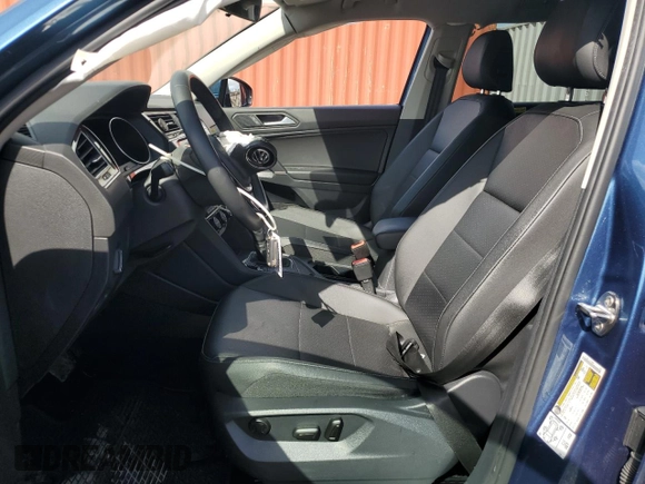 2020 Volkswagen Tiguan SE z VIN 3VV3B7AX2LM035055, wystawiony jako Copart lot #82392284 z przebiegiem 43 302 mil mil oraz Nie do naprawy • Non repairable. Historia ofert i sprzedaży dostępna na DreamBid. Obrazek 7.