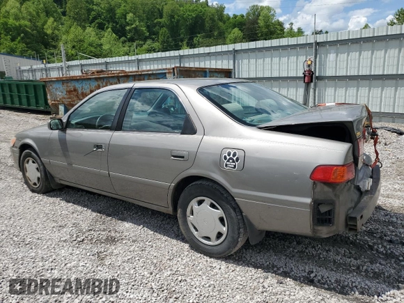 2000 Toyota Camry CE z VIN 4T1BG22K5YU013891, wystawiony jako Copart lot #56693255 z przebiegiem 248 922 mil mil oraz Szkoda całkowita • Salvage title. Historia ofert i sprzedaży dostępna na DreamBid. Obrazek 2.