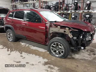 2020 Jeep Cherokee Trailhawk z VIN 1C4PJMBX2LD613814, wystawiony jako IAAI lot #41253162 z przebiegiem 55 002 mil mil oraz . Historia ofert i sprzedaży dostępna na DreamBid. Obrazek 1.
