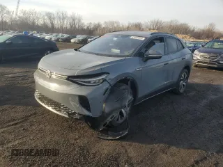 2023 Volkswagen ID.4 Pro z VIN 1V2DNPE8XPC033900, wystawiony jako Copart lot #83855564 z przebiegiem 26 441 mil mil oraz Szkody całkowita. Historia ofert i sprzedaży dostępna na DreamBid. Obrazek 1.