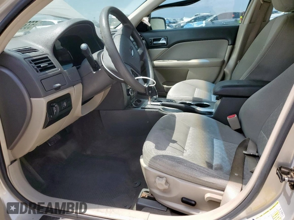 2010 Ford Fusion SE z VIN 3FAHP0HA7AR355587, wystawiony jako Copart lot #53390305 z przebiegiem 160 598 mil mil oraz Czysty tytuł • Clean title. Historia ofert i sprzedaży dostępna na DreamBid. Obrazek 7.