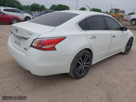 2014 Nissan Altima 2.5 with VIN 1N4AL3AP1EC276143, listed as a IAAI auction lot 41924042 with 137,896 mi miles. Bid and sale history available at carsss.com. Image 4.