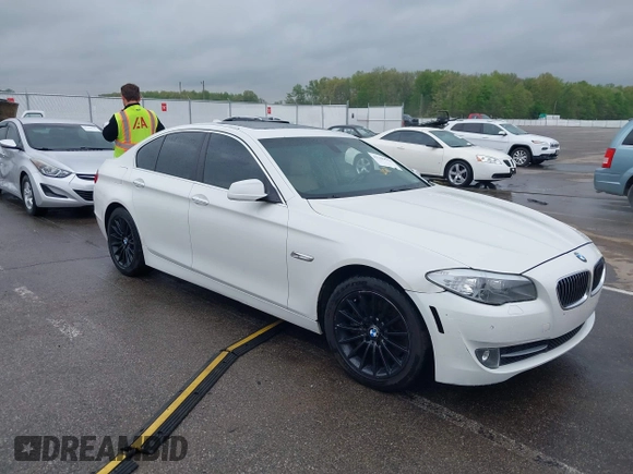 2012 BMW 5 Series 535i xDrive z VIN WBAFU7C57CDU64640, wystawiony jako IAAI lot #42109534 z przebiegiem 132 310 mil mil oraz . Historia ofert i sprzedaży dostępna na DreamBid. Obrazek 1.