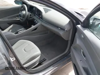 2024 Hyundai Elantra SE z VIN KMHLL4DG0RU639967, wystawiony jako IAAI lot #42430562 z przebiegiem 31 426 mil mil oraz . Historia ofert i sprzedaży dostępna na DreamBid. Obrazek 5.