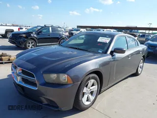 2013 Dodge Charger SE z VIN 2C3CDXBG5DH571669, wystawiony jako IAAI lot #42093056 z przebiegiem 181 157 mil mil oraz . Historia ofert i sprzedaży dostępna na DreamBid. Obrazek 18.