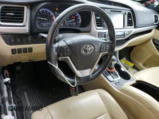 2018 Toyota Highlander SE z VIN 5TDJZRFH8JS840487, wystawiony jako Copart lot #43796995 z przebiegiem 86 997 mil mil oraz Nie do naprawy • Non repairable. Historia ofert i sprzedaży dostępna na DreamBid. Obrazek 8.