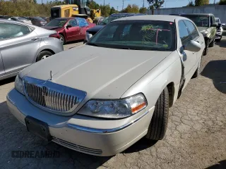 2004 Lincoln Town Car Ultimate z VIN 1LNHM83WX4Y607645, wystawiony jako Copart lot #72791093 z przebiegiem 172 917 mil mil oraz Szkody całkowita. Historia ofert i sprzedaży dostępna na DreamBid. Obrazek 1.