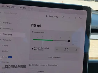 2018 Tesla Model 3 Long Range Battery z VIN 5YJ3E1EB8JF105886, wystawiony jako IAAI lot #42268190 z przebiegiem 80 917 mil mil oraz . Historia ofert i sprzedaży dostępna na DreamBid. Obrazek 18.