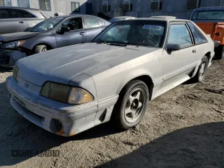 1988 Ford Mustang z VIN 1FABP41A7JF117002, wystawiony jako Copart lot #84570564 z przebiegiem 63 626 mil mil oraz Czysty tytuł • Clean title. Historia ofert i sprzedaży dostępna na DreamBid. Obrazek 1.